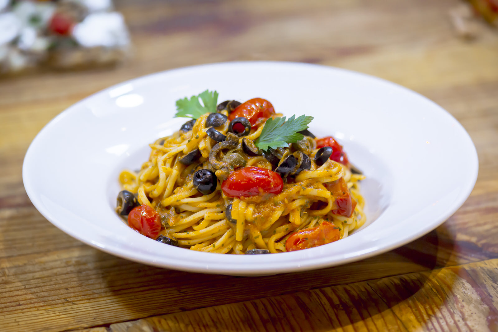 Une assiette de spaghetti aux tomates et aux olives