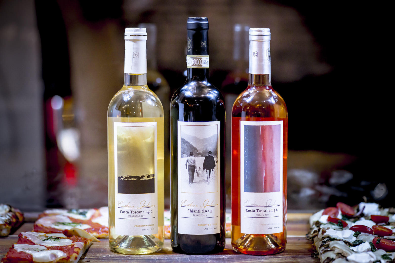 Trois bouteilles de vin italien devant le comptoir