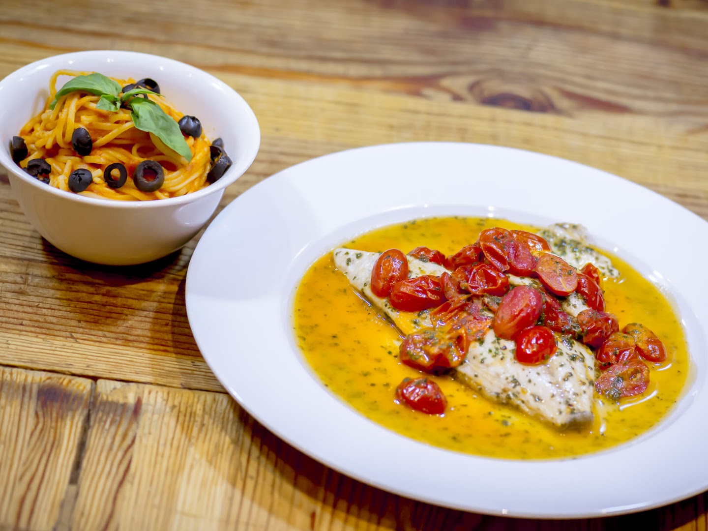 Un poisson aux tomates accompagné d’une petite assiette de pâtes