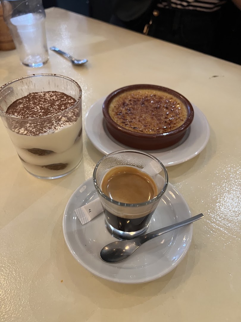 Un tiramisu, une crème brûlée et un café